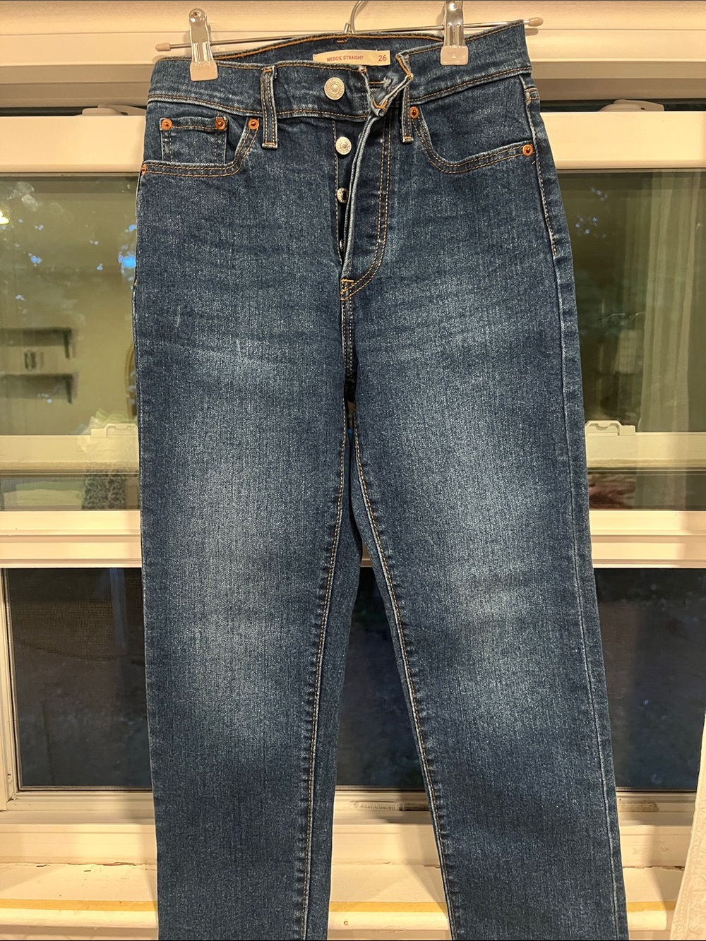 Levi’s Wedgie Straight cropped Jeans in Mid Blue Denim - Button Fly